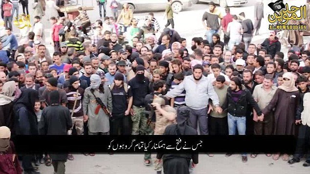 Na záběrech je vidět rozzuřený dav asi 300 krvežíznivých sunnitských islamistů.