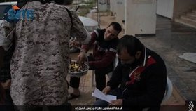 ISIS oslavuje krvavé útoky v Paříži. Lidem v libyjské Syrtě rozdávali sladkosti.