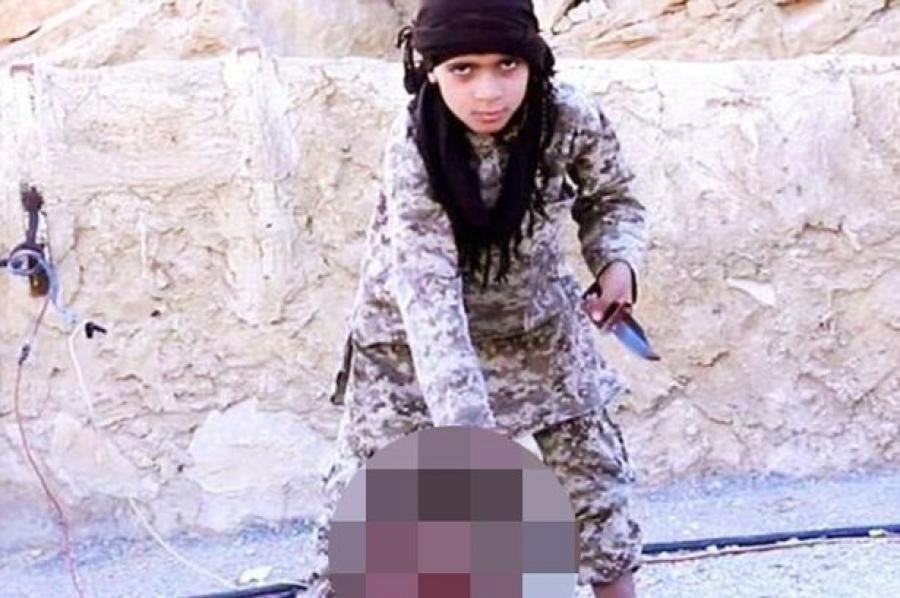 Barbaři z ISIS staví děti do role popravčích.