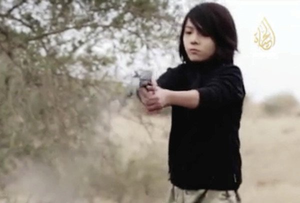 Barbaři z ISIS staví děti do role popravčích.