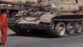 ISIS nechal zajatého syrského vojáka přejet tankem.