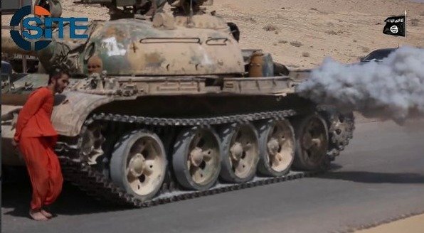 Brutální popravy: ISIS nechal zajatého syrského vojáka přejet tankem.