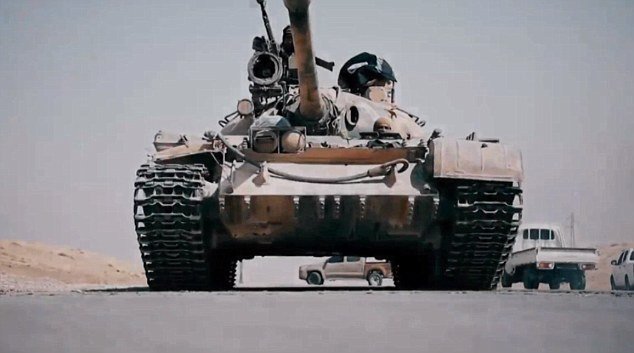 Brutální popravy: ISIS nechal zajatého syrského vojáka přejet tankem.