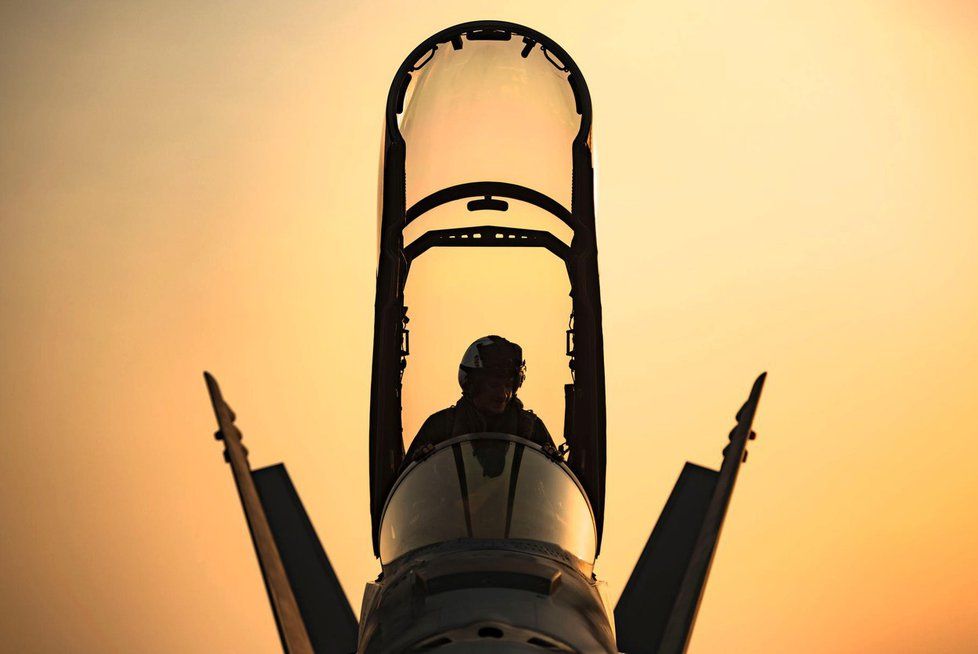 Stíhačka USA na letadlové lodi operující v Arabském moři a poskytující základnu pro útoky proti ISIS