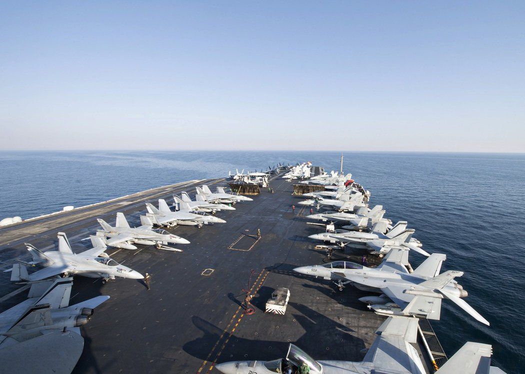 Stíhačky USA na letadlové lodi, operující v Arabském moři a poskytující základnu pro útoky proti ISIS