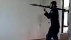 Bojovník ISIS zaujímá střeleckou pozici.