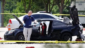 Člen FBI prohledává auto útočníků.