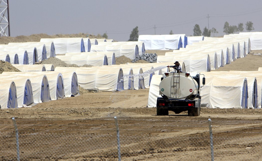 Příprava stanů pro uprchlíky před útokem na baštu ISIS Mosul 