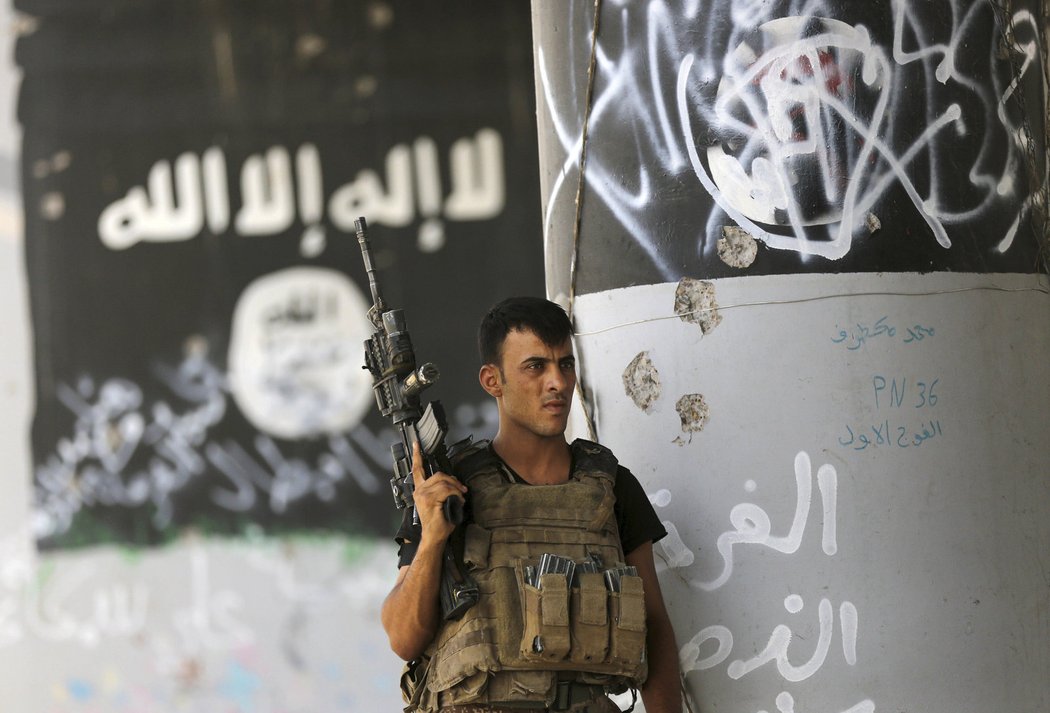 Člen irácké protiteroristické jednotky při postupu proti ISIS