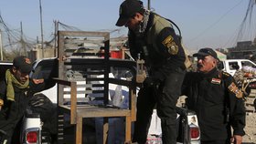 Iráčtí vojáci s křeslem, na kterém ozbrojenci z ISIS mučili lidi