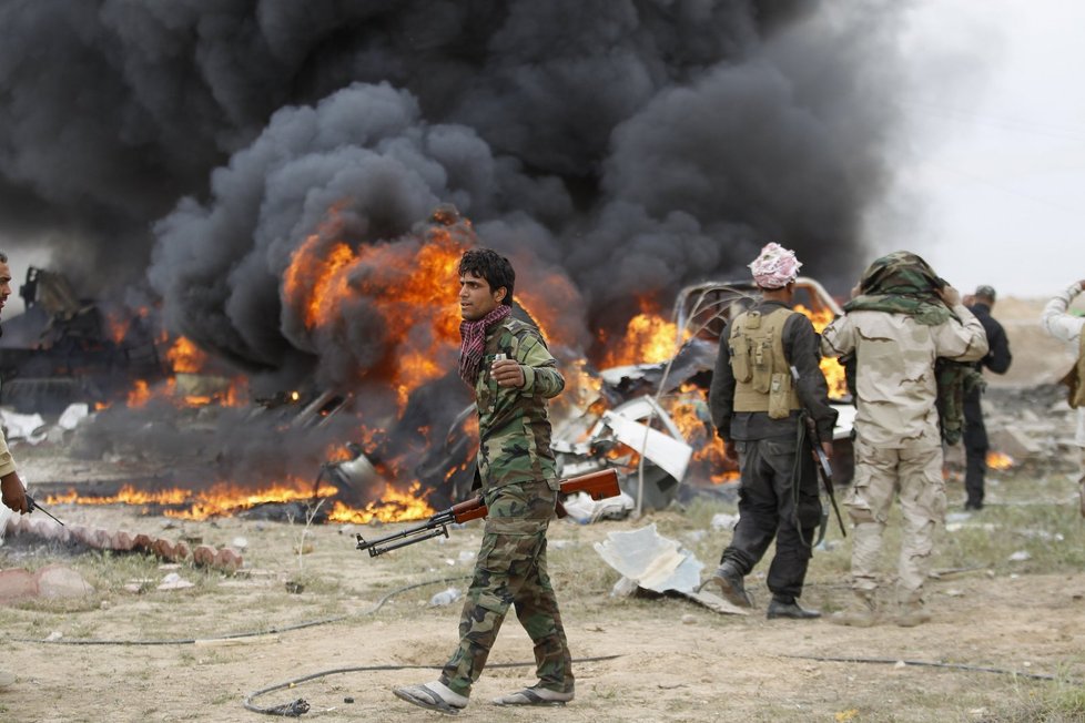 Momentka z boje kurdských jednotek proti džihádistům z ISIS u iráckého Tikrítu