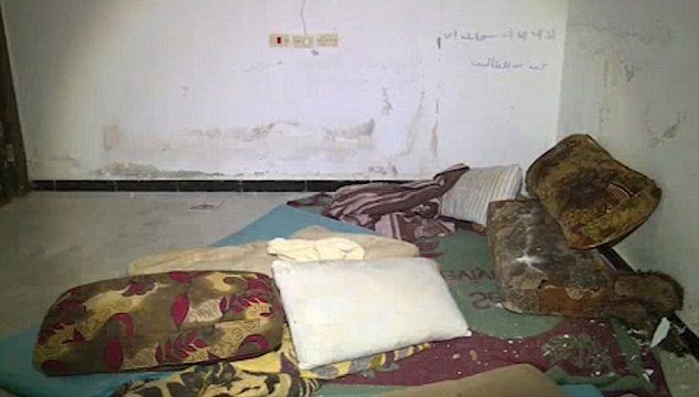 Cela sexuálních otrokyň bojovníků ISIS: Na zdi jsou vyryté modlitby v arabštině.