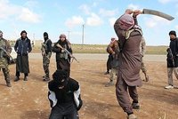 Popraven obřím sekáčkem na maso! Řezníci z ISIS zabíjejí jako v hororu