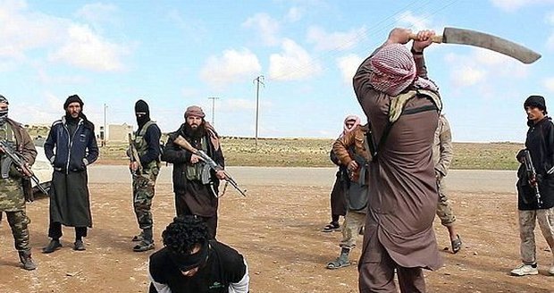 Popraven obřím sekáčkem na maso! Řezníci z ISIS zabíjejí jako v hororu