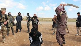 ISIS rád ukazuje světu brutální popravy.