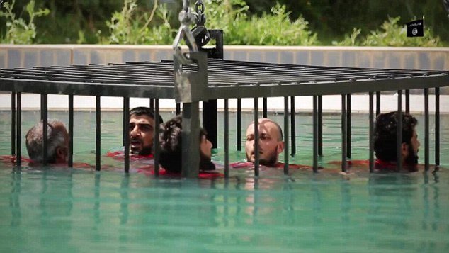 Další šokující poprava ISIS: Fanatici nechali vězně utopit.