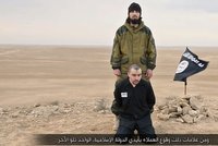 Bojovník ISIS na videu podřízl agenta. Vzdejte se, vyzval Rusko