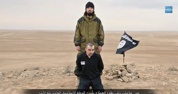 Bojovník ISIS na videu podřízl agenta. Vzdejte se, vyzval Rusko