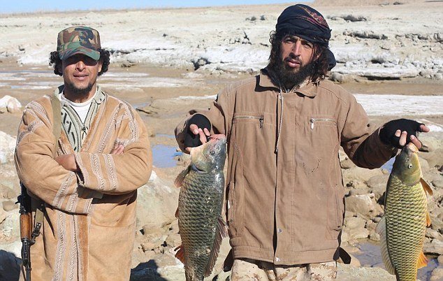 Džihádisté z ISIS  se na internetu pochlubili zdatností v rybaření.