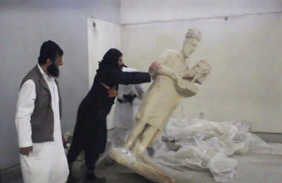 Teroristé zničili prastaré sochy.