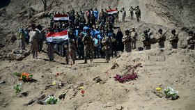 Iráčtí vojáci vzdávají poctu obětem ISIS.