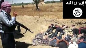 Teroristé u Islámského státu zveřejnili video, na kterém je zdokumentován masakr vojáků ze základny Camp Speicher v iráckém městě Tikrit z loňského června.