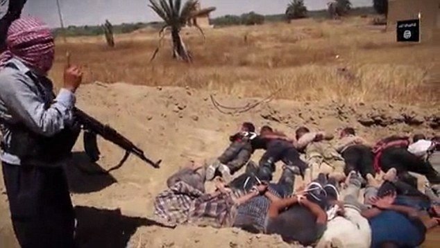 Oběti ISIS leží tváří ve špíně a čekají na smrt. Džihádisté je posléze provrtají kulkami.
