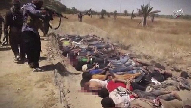 Další šokující poprava ISIS: Oběti ISIS leží tváří ve špíně a čekají na smrt. Džihádisté je posléze provrtají kulkami.