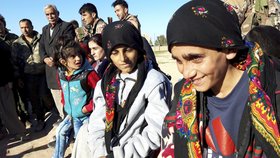Jezídky a jezídské děti osvobozené ze zajetí ISISu