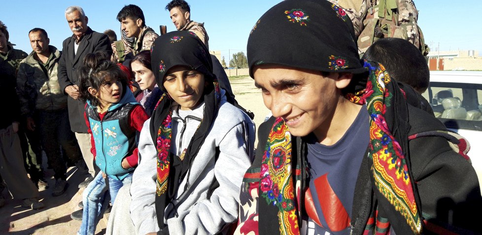 Jezídky a jezídské děti osvobozené ze zajetí ISIS