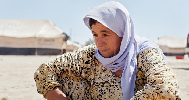 Zoufalá žena hledí na svůj rodný Mosul, který ovládá ISIS.