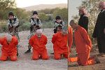 Muži s šedivým plnovousem a zbraní v ruce: Po »mláďatech chalífátu« ISIS ukázal další popravčí skupinu.
