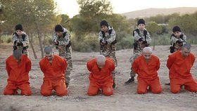 Malí chlapci zmanipulovaní Islámským státem popravují vězně.