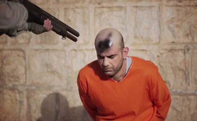 ISIS zveřejňuje videa, kde popravují svoje rukojmí.