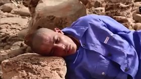 Šokující video Islámského státu! Džihádista muže popravil tak, že mu rozdrtil hlavu kamenem!