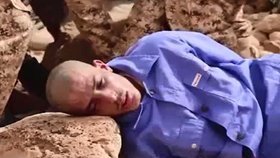 Šokující video Islámského státu! Džihádista muže popravil tak, že mu rozdrtil hlavu kamenem!