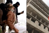 ISIS popravil staříka, protože je gay: Vyhodili ho z věže, ale on pád přežil! Pak ho ukamenovali...