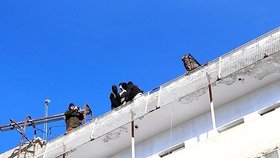 Teroristé vytáhli mladíka na jednu z nejvyšších budov Rákky.
