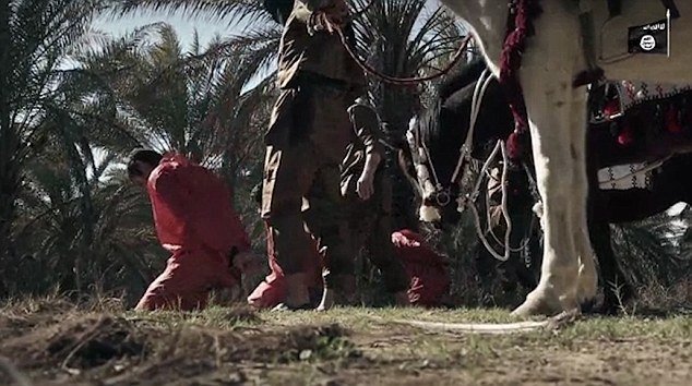 Zajatce přivedli bojovníci ISIS jedoucí na koních.
