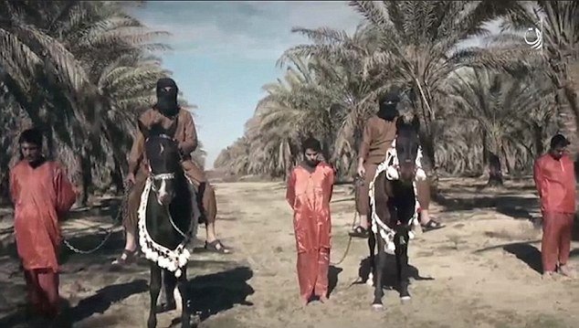 Zajatce přivedli bojovníci ISIS jedoucí na koních.