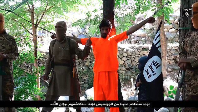 ISIS zveřejňuje videa, kde popravují svoje rukojmí.