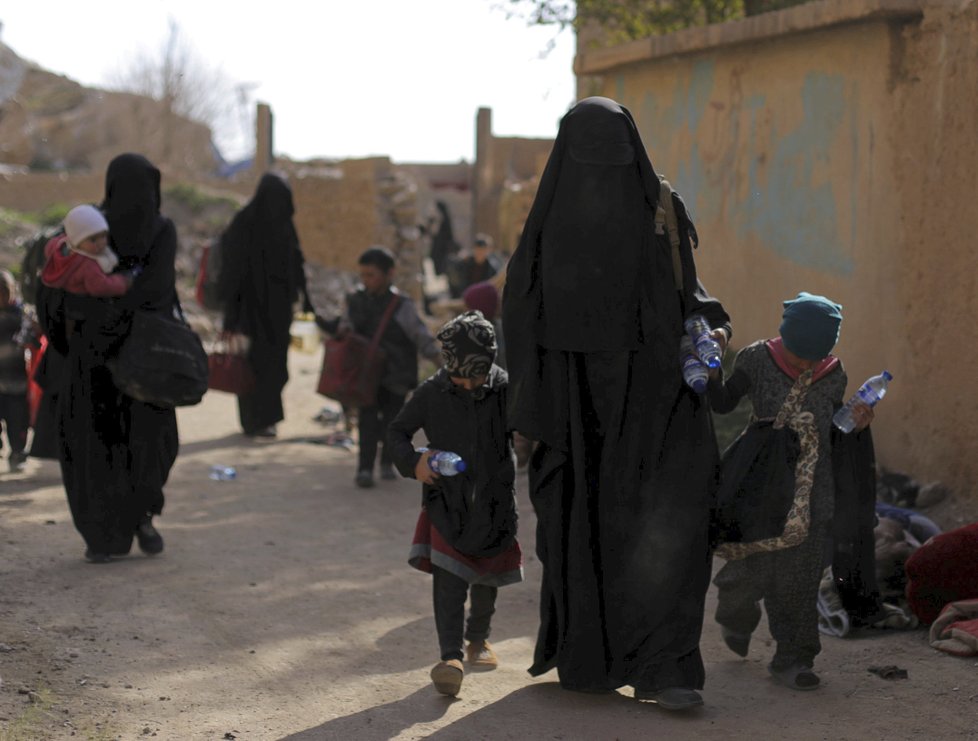 V syrských táborech jsou desítky tisíc lidí, mezi nimi i spousta bojovníků ISIS.