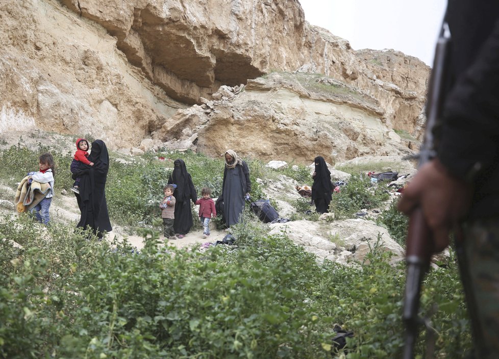 ISIS podle arabsko-kurdské koalice SDF drží rodiny jako živé štíty. Dobývání poslední bašty chalífátu se chýlí ke konci, (19.03.2019).