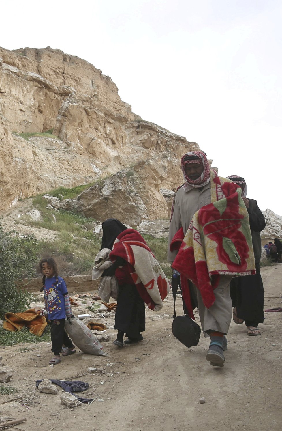 ISIS podle arabsko-kurdské koalice SDF drží rodiny jako živé štíty. Dobývání poslední bašty chalífátu se chýlí ke konci, (19.03.2019).