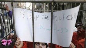 Děti zavřené v kleci protestovaly proti brutálním útokům syrského prezidenta Bašára al-Asada.
