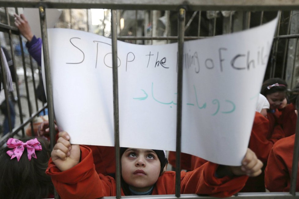 Děti zavřené v kleci protestovaly proti brutálním útokům syrského prezidenta Bašára al-Asada.