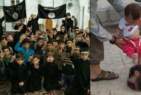 Fotky zvrhlých džihádistů: Otec nutí batole, aby kopalo do useknuté hlavy