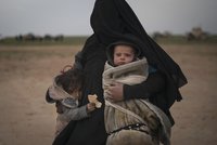 Děti hrdlořezů z ISIS umírají hlady a mrznou. „Míří k bohu,“ pochvaluje si fanatická matka