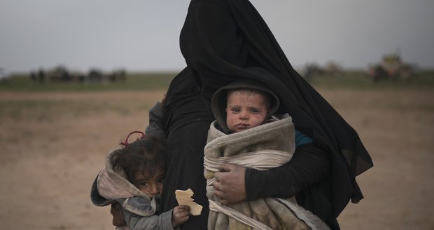 Děti hrdlořezů z ISIS umírají hlady a mrznou. „Míří k bohu,“ pochvaluje si fanatická matka