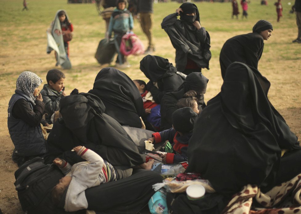 Děti islamistů umírají v Sýrii hladem a zimou. Mnoho z nich nepřežije cestu do uprchlického tábora. (1. 3. 2019)